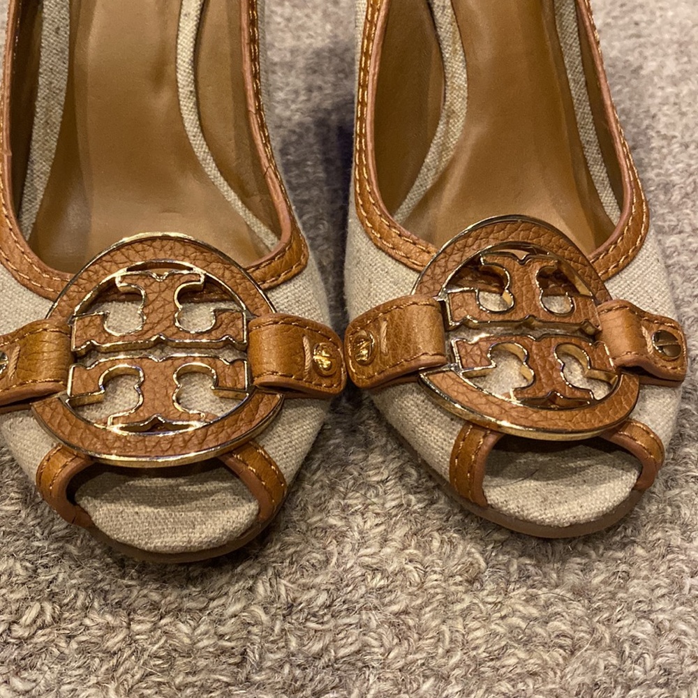 Tory Burch Offwhite/Brown open toe wedge sandal with 4 inch wooden heel. Sz. 8.5 - Picture 3 of 9